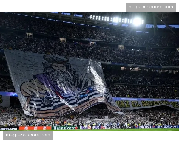 场边：国米对阵那不勒斯比赛中，极端球迷看台展示巨幅TIFO致敬队长